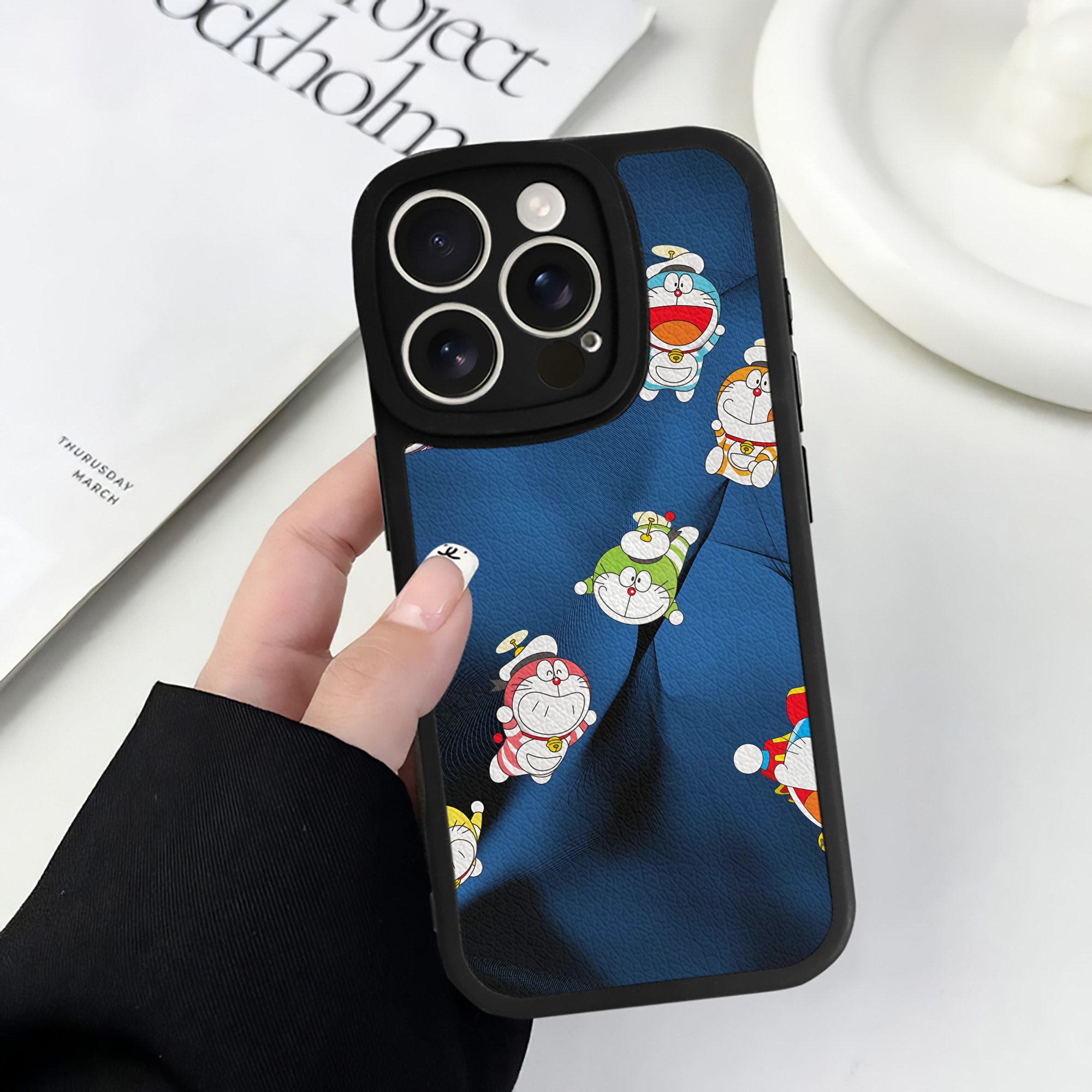 （画像用） ドラえもん Doraemon 【iPhone 16シリーズ対応】シリコンスマホケース（レザー調） 材質：シリコン